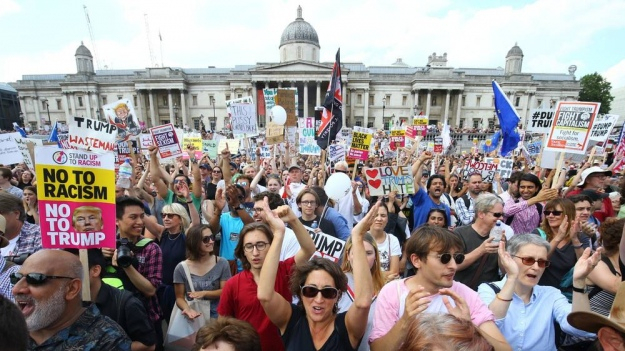 Десятки тысяч людей вышли на протест в центре Лондона, чтобы выразить свое несогласие с политикой президента США Дональда Трампа, который находится в Великобритании с визитом. 