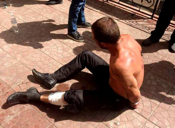 Киевские полицейские задержали мужчину, который с ножом бросался на патрульных и прохожих. 