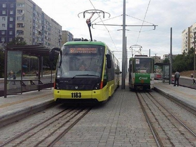 Закупленніе в Берлине применяемые трамваи Tatra KT4 имеют одну конструктивную особенность по которой, вероятно, не смогут полноценно ездить по улицам Львова. 