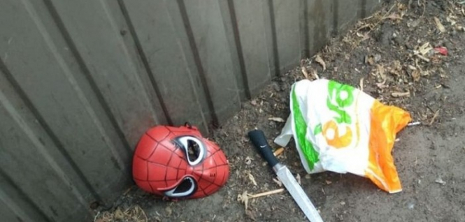В Киеве вооруженный ножом мужчина в маске Человека-паука ограбил три пункта выдачи кредитов и был задержан правоохранителями. 