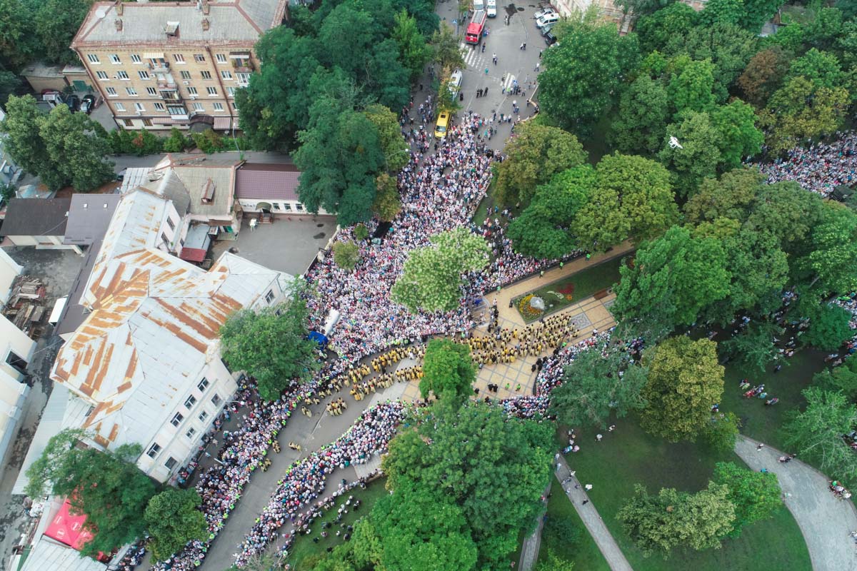 Участие в Крестном ходе в центре Киева в пятницу, 27 июля, приняли не менее 200 тыс. человек. 
