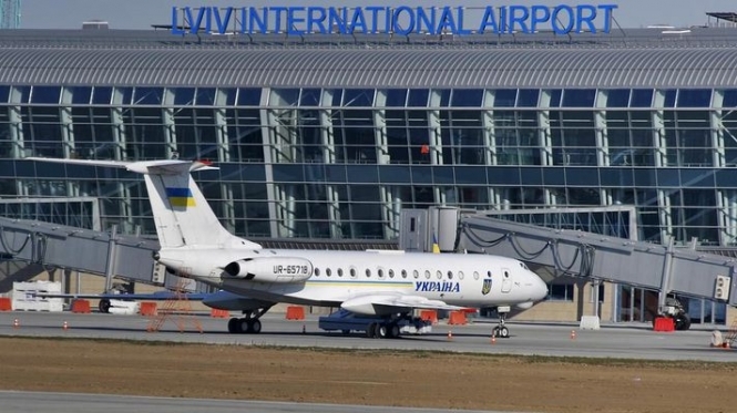 В аэропорту "Львов" туристы более суток ожидают вылета в Испанию. Чартерный рейс Барселона - Львов авиакомпании YanAir должен был вылететь со Львова в Барселону еще 2 июля в 13 часов. 