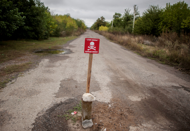 На пятый год боевых действий на востоке Украины до сих пор не принята программа разминирования территорий. В 2014 году планировали освободить от мин семь тысяч квадратных километров, однако по данным Министерства обороны, с тех пор разминировали 3,7% потенциально опасной территории. 