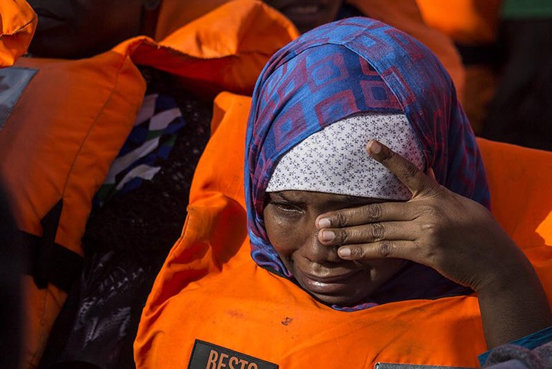 Испанский неправительственная организация Proactiva Open Arms спасла 60 беженцев в Средиземном море. 