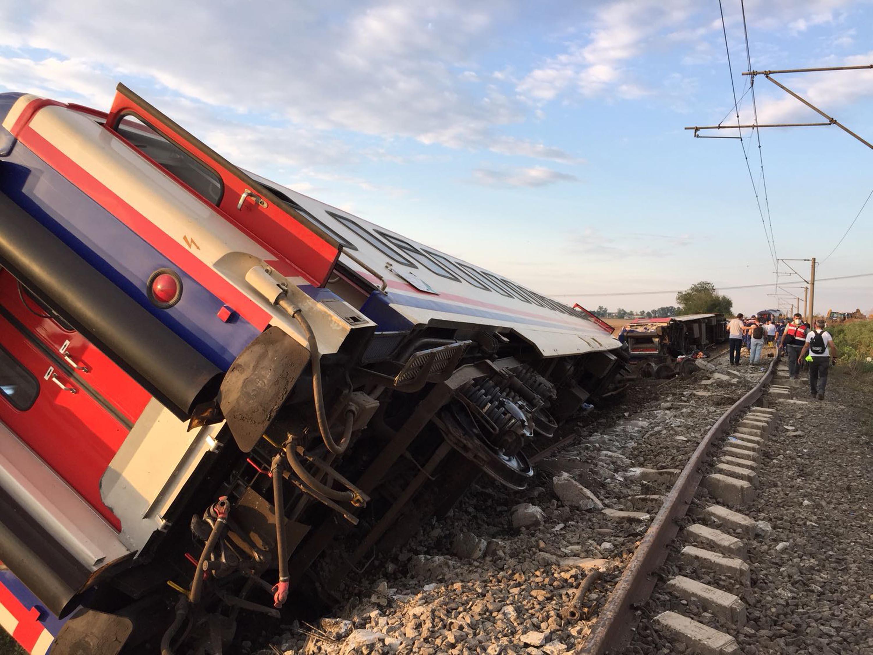 В турецкой провинции Текирдаг в районе Чорлу сошли с рельсов и перевернулись несколько вагонов пассажирского поезда. Десять человек погибли, 73 человека получили ранения. 
