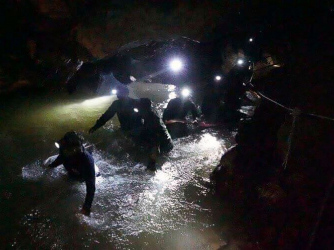 Власти Таиланда начали операцию по спасению 12 детей и их футбольного тренера, которые уже более двух недель находятся в затопленной пещере. 
