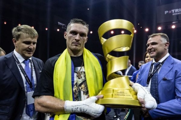 Премьер-министр Владимир Гройсман назвал исторической победу боксера Александра Усика, который стал абсолютным чемпионом мира, и заявил, что будет инициировать присвоение спортсмену звания Героя Украины. 