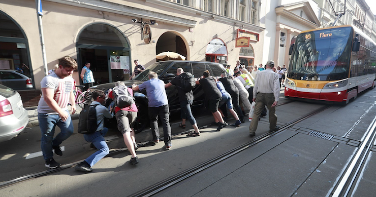 Внедорожник с украинской регистрацией остановил движение трамваев в столице Чехии. Инцидент произошел на улице Лидицкой в районе Прага-5 вечером в понедельник. 