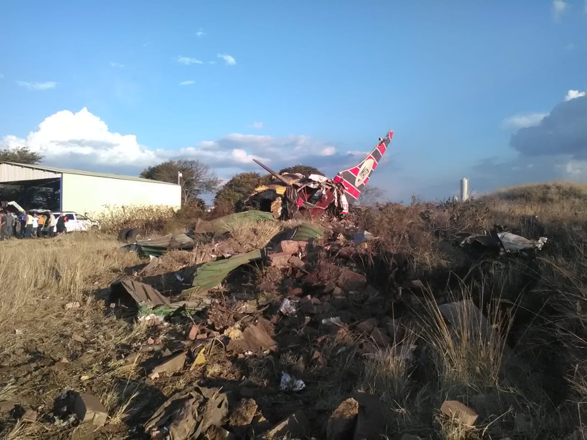 В ЮАР разбился пассажирский самолет. Пострадали по меньшей мере 20 человек, один человек погиб. 