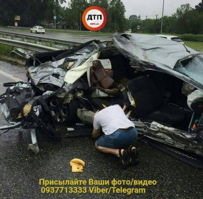
В Киевской области на 74 км трассы Киев - Харьков произошло смертельное авария с участием автомобиля "Ford" и грузовика "DAF", двое погибших. 