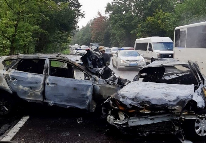 На Старообуховской трассе в Голосеевском районе Киева произошло ДТП. Погибли три человека, еще двое - травмированы. 