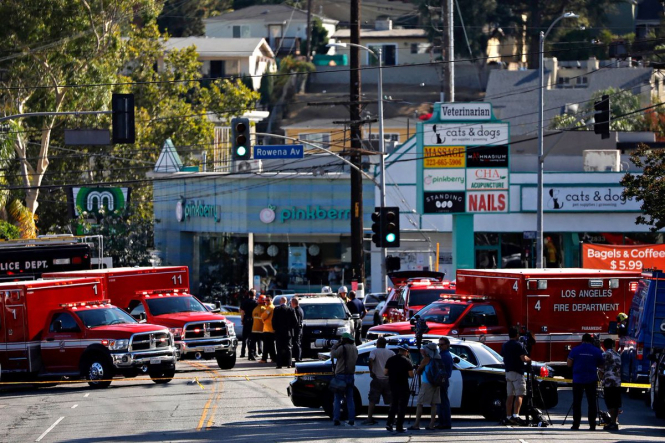 В Лос-Анджелесе полиция задержала вооруженного мужчину, который взял десятки людей в заложники в супермаркете. 