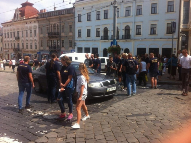 В Черновцах представители Нацкорпуса блокировали горсовет с требованием запретить проведение в городе фестиваля равенства. 