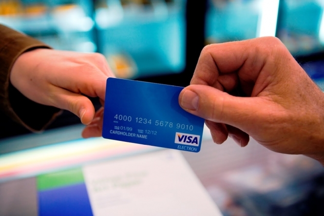 Последний в оккупированном Крыму банк, который выпускал карты международных платежных систем - "Генбанк" - объявил о прекращении обслуживания карт платежных систем Visa и MasterCard. 