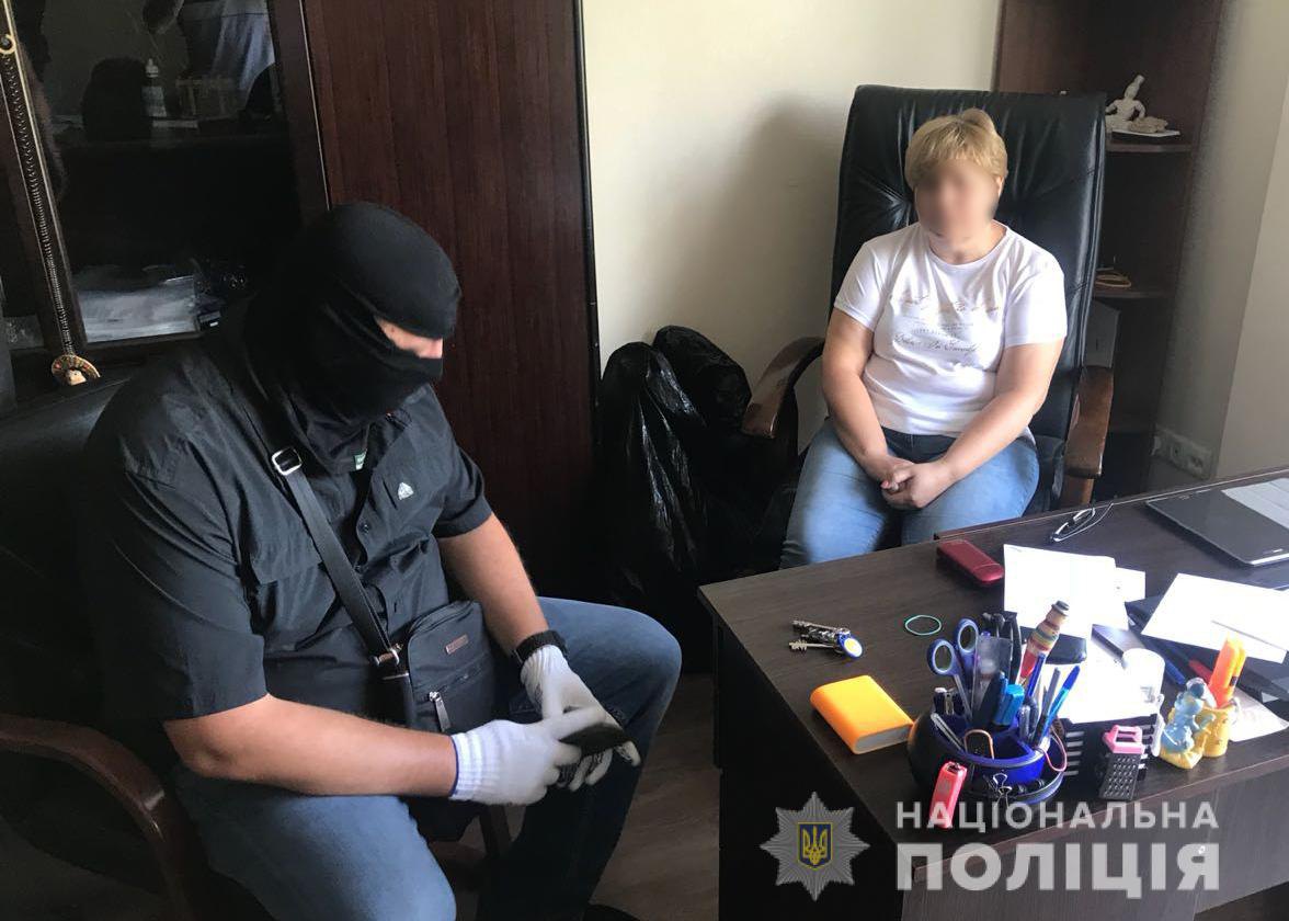 В Киеве милиция задержала четырех злоумышленников, которые более двух лет под предлогом проведения "магических ритуалов" от имени победительницы одного из телевизионных проектов обманывали граждан. 
