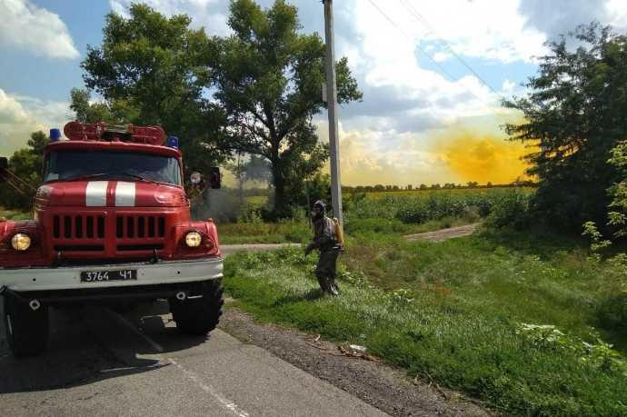 С автоцистерны на трассе Днепр-Кобеляки-Решетиловка Р-52 за пределами населенного пункта села Ивановка вытекло почти 4 тонны азотной кислоты. 
