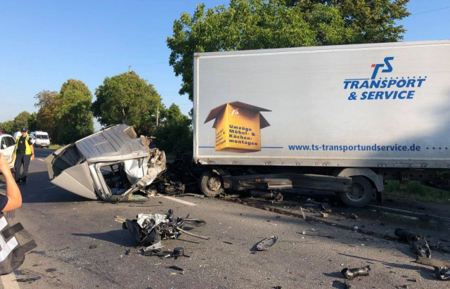 В Закарпатской области на участке трассы Киев - Чоп между селами Клячаново и Ивановке, сегодня около 8:15 произошла масштабная дорожно-транспортное происшествие, в котором пострадали четыре человека. 