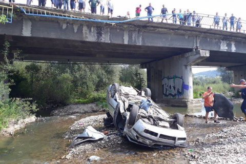 На дороге Львов-Ужгород водитель автомобиля Skoda Octavia не справился с управлением и слетел с моста в реку Топильнянка. 