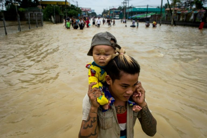 Число погибших в результате масштабных наводнений в южном штате Керала в Индии возросло до менее 370. 