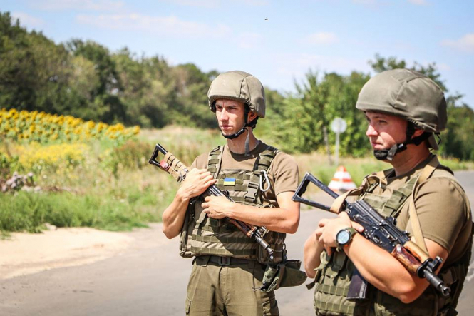 Военнослужащие Нацгвардии в районе проведения операции Объединенных сил (ООС) в Донецкой области задержали трех человек, подозреваемых в сотрудничестве с самопровозглашенной ДНР. 