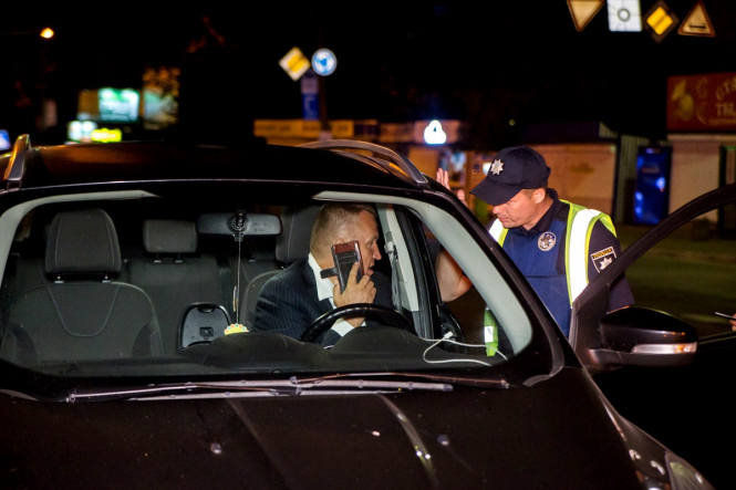 В ночь на 25 августа столичная полиция остановила автомобиль бывшего посла Украины в США Александр Моцик. Он управлял транспортным средством в нетрезвом состоянии. 