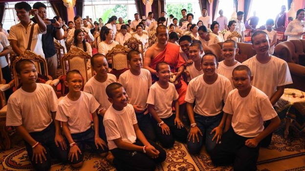 11 подростков, которые в июне потерялись в затопленной пещере в Таиланде, завершили девятидневную посвящение в буддийские монахи. 