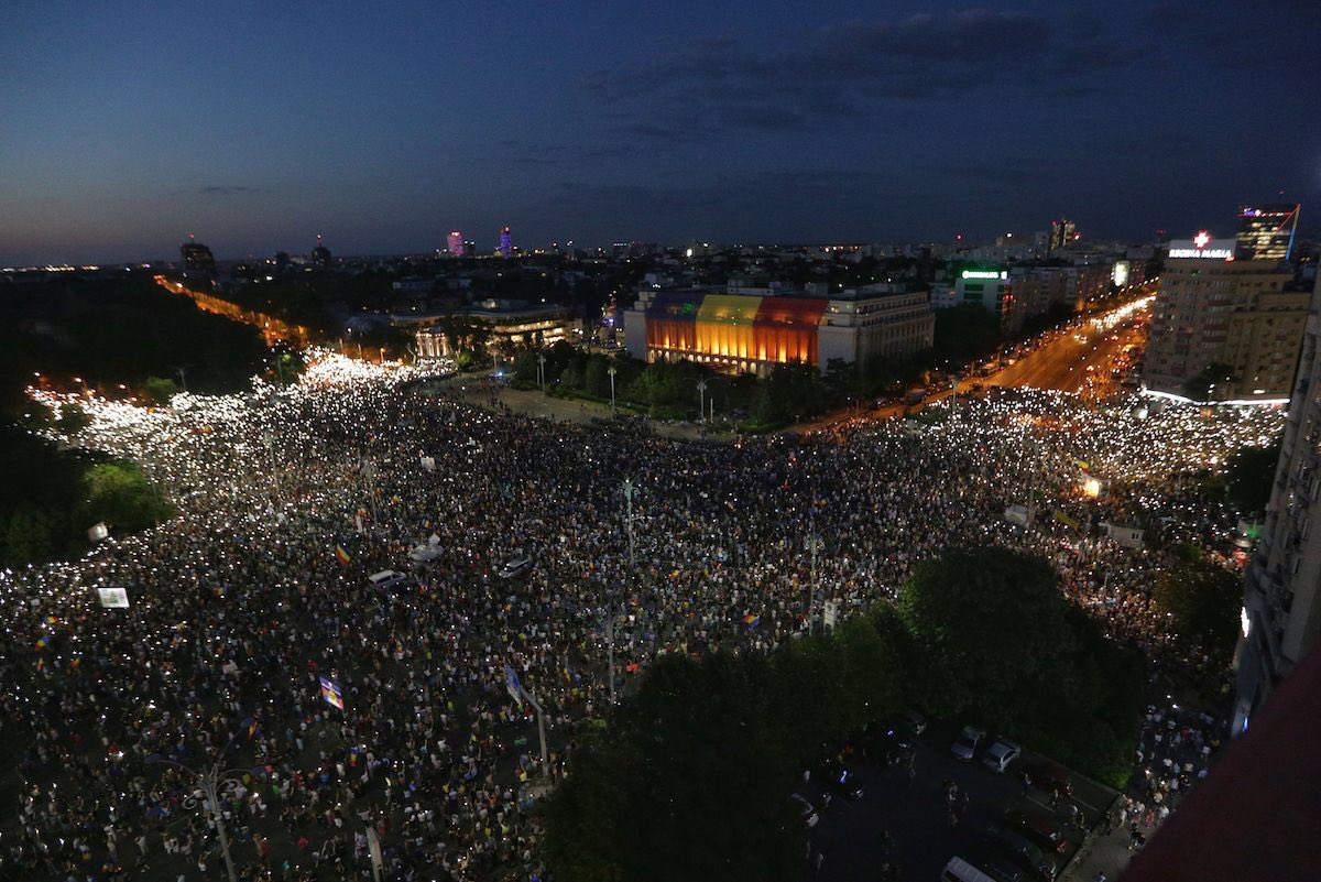 В результате силового разгона антиправительственного митинга в Бухаресте за медицинской помощью обратились более 435 человек. 