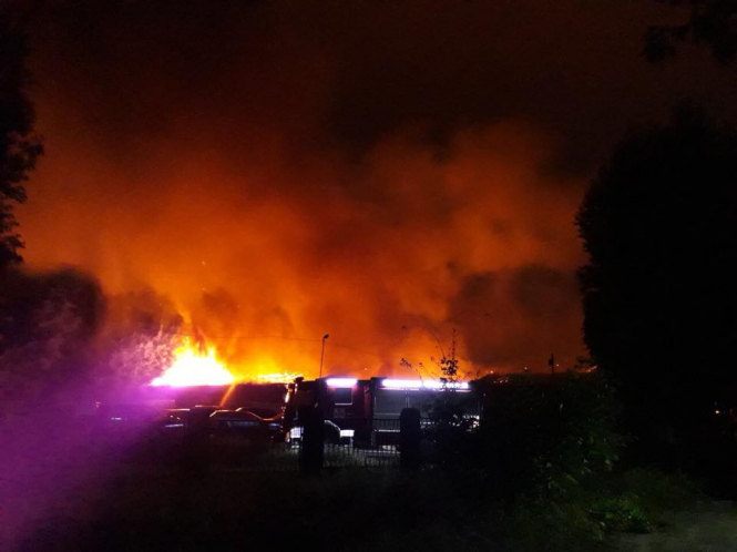 Во Львове в ночь на 26 августа выгорел склад с бытовой химией и спортивной одеждой. 