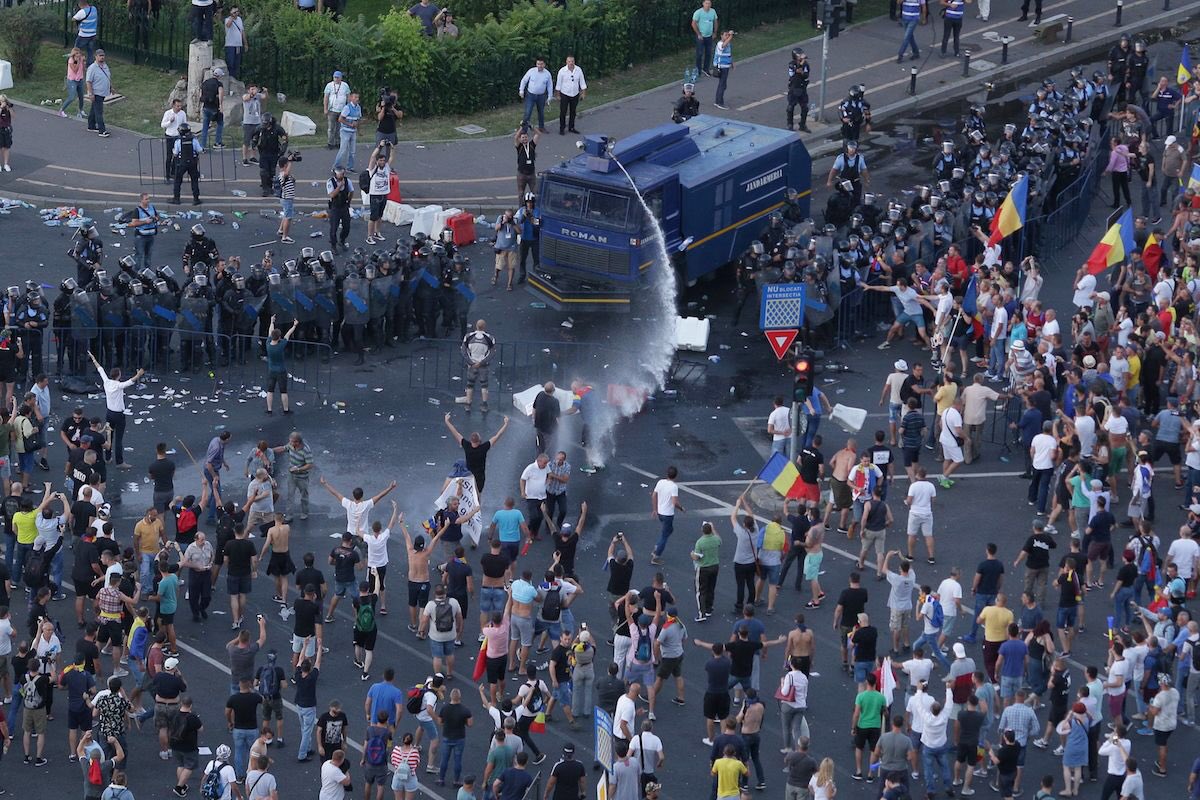 В результате силового разгона антиправительственного митинга в Бухаресте за медицинской помощью обратились более 435 человек. 