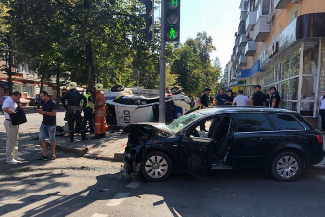 Автомобиль патрульной полиции стал участником ДТП на перекрестке улиц Петропавловской и Перекопской в Сумах. В результате аварии пострадали пять человек, среди которых четверо пешеходов. 