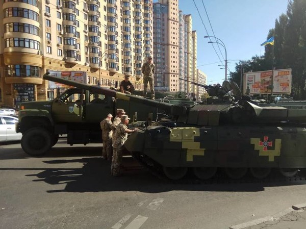 В центре Киева произошло ДТП с участием военной техники, которая направлялась на репетицию парада ко Дню независимости. 