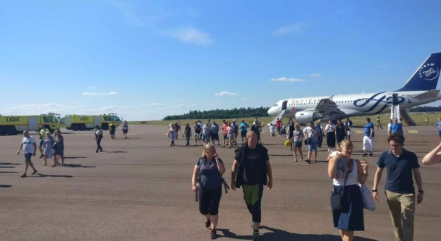 В аэропорту Хельсинки пассажиров самолета, который готовился вылететь в Прагу, эвакуировали после появления дыма на борту. 