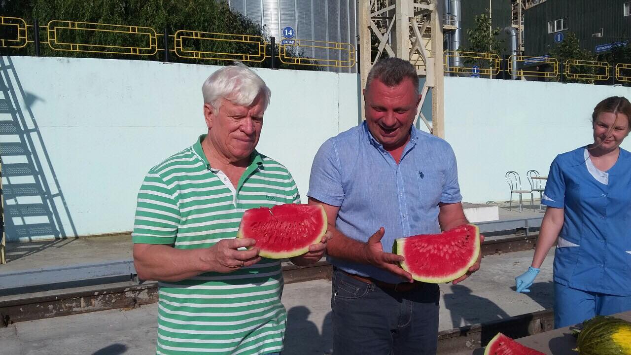 Сегодня, 25 августа, к причалу в Переяславе-Хмельницком причалило несамоходное судно NBL-91 вместе с буксиром "Анатолий Ганькевич", загружено первой партией арбузов, собранных херсонскими фермерскими хозяйствами. 