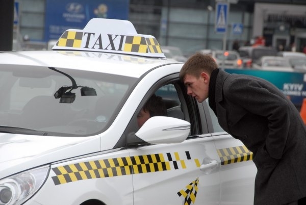 В Харьковской области мужчина ножом убил таксиста и угнал его автомобиль. 