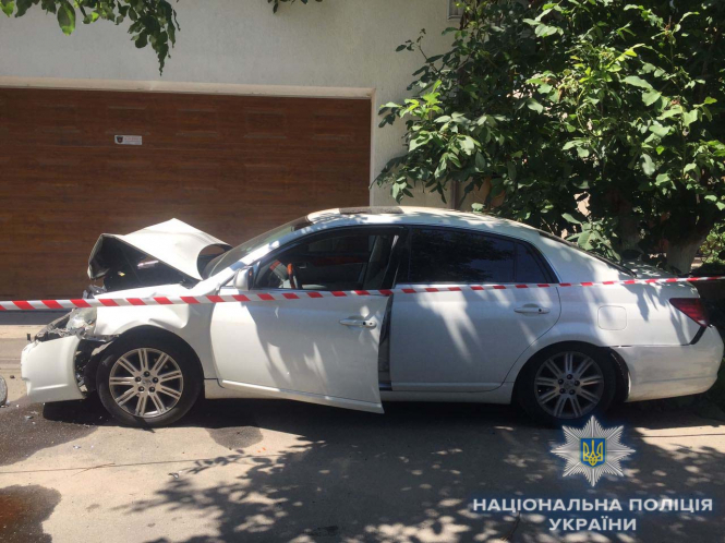Полиция расследует как покушение на убийство наезд грузовика на машину лидеров одесской организации "Народного руха Украины" Михаила Кузаконя и Григория Козьмы, в которой они едва не пострадали. 