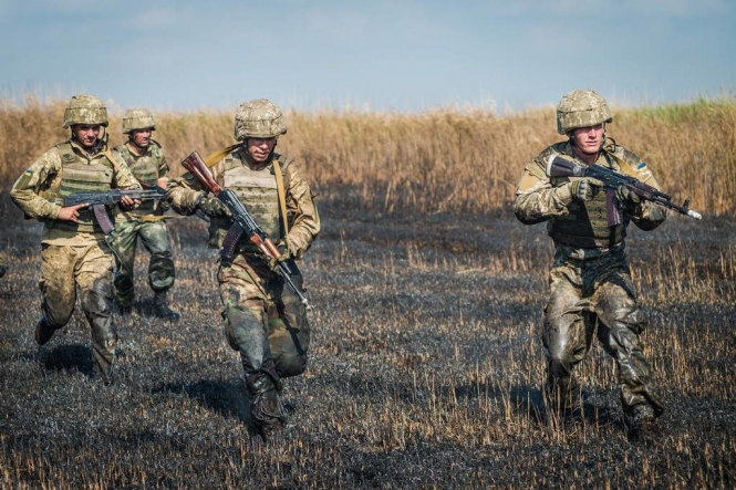 В зоне боевых действий на Донбассе с 7 до 18 часов текущих суток двое украинских военных получили ранения. 