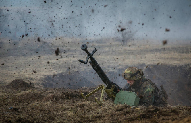 За прошедшие сутки боевики 39 раз открывали огонь по позициям ОС - 1 украинский военный погиб, еще 4 - получили ранения. В течение текущих суток зафиксировано 4 обстрелы, потерь среди военнослужащих ВСУ нет. 