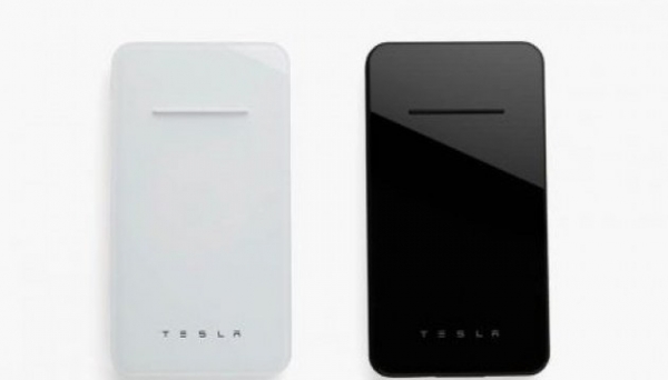 Известная компания Tesla, которая занимается разработкой электромобилей, решила выйти еще и на рынок мобильных гаджетов. Она создала аккумулятор с технологией беспроводной зарядки. 