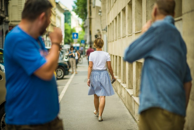 Французский параламент принял закон, вводящий штрафы за уличные домогательства к женщинам. 