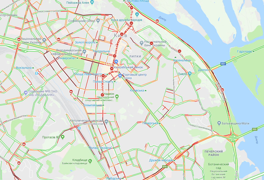 В центре Киева произошло ДТП с участием военной техники, которая направлялась на репетицию парада ко Дню независимости. 