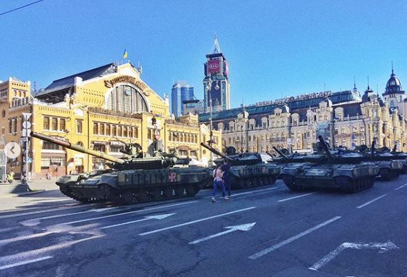 В центре Киева произошло ДТП с участием военной техники, которая направлялась на репетицию парада ко Дню независимости. 