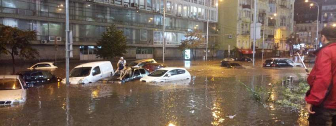 В ночь на воскресенье сильный ливень парализовал транспортное сообщение в центре Киева. Не менее десятка машин оказались под водой на площади рядом с "ТЦ Гулливер" и Дворцом Спорта. 
