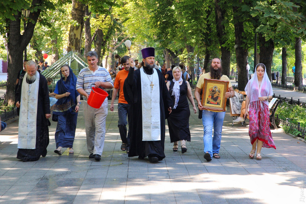 Священнослужитель Украинской православной церкви Московского патриархата освятил Приморский бульвар в Одессе после окончания Марша равенства. 