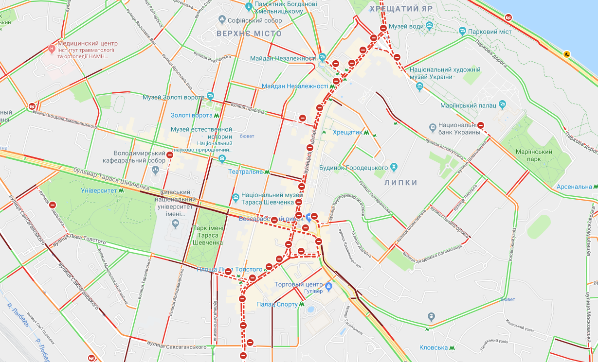 В центре Киева произошло ДТП с участием военной техники, которая направлялась на репетицию парада ко Дню независимости. 