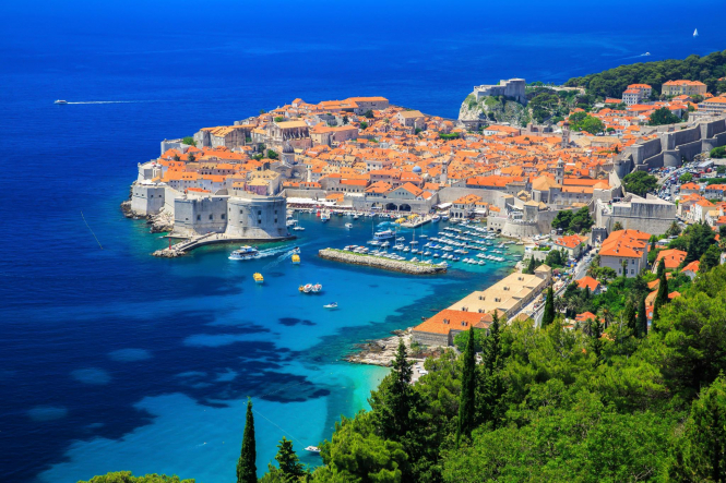 Хорватский город Дубровник - живописный прибрежный курорт на Адриатическом море - рискует быть перегруженным посетителями круизных судов, прибывающих ежедневно. 