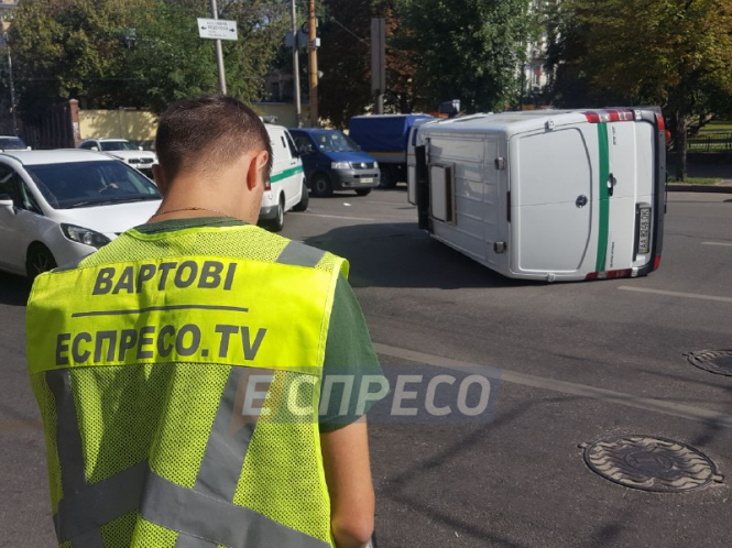 Сегодня в центре Киева на перекрестке улиц Федорова и Антоновича произошло ДТП - перевернулся инкассаторский микроавтобус. 