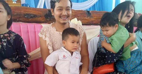 В Таиланде отец-одиночка Чатчай Панутхай пришел на школьный праздник в платье, чтобы его сыновья смогли отпраздновать День матери вместе со своими одноклассниками. 