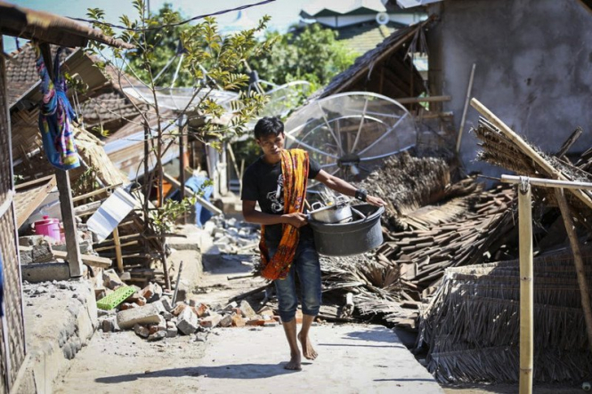 Число погибших в результате мощного землетрясения на острове Ломбок в Индонезии возросло до 347 человек. 