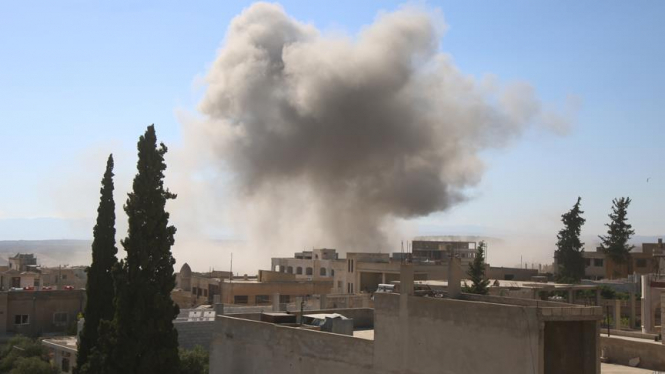 В результате ударов авиации правительственных сил Сирии жилых районах в провинции Идлиб, входящих в зону деэскалации, погибли 25 человек. 
