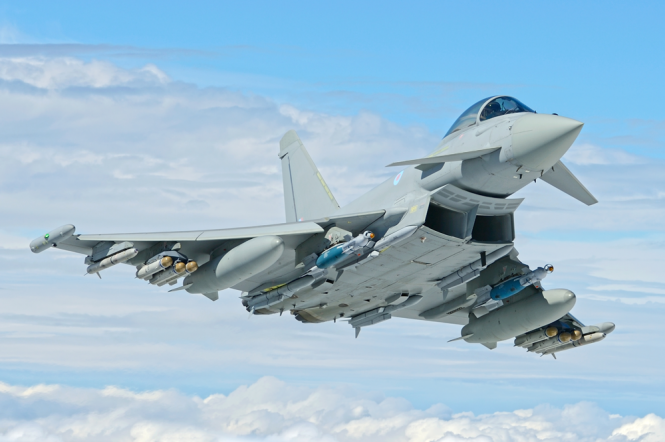 Королевские Военно-воздушные силы (ВВС) Великобритании в третий раз за неделю подняли над Черным морем два своих истребителя Typhoon для сопровождения российских самолетов. 
